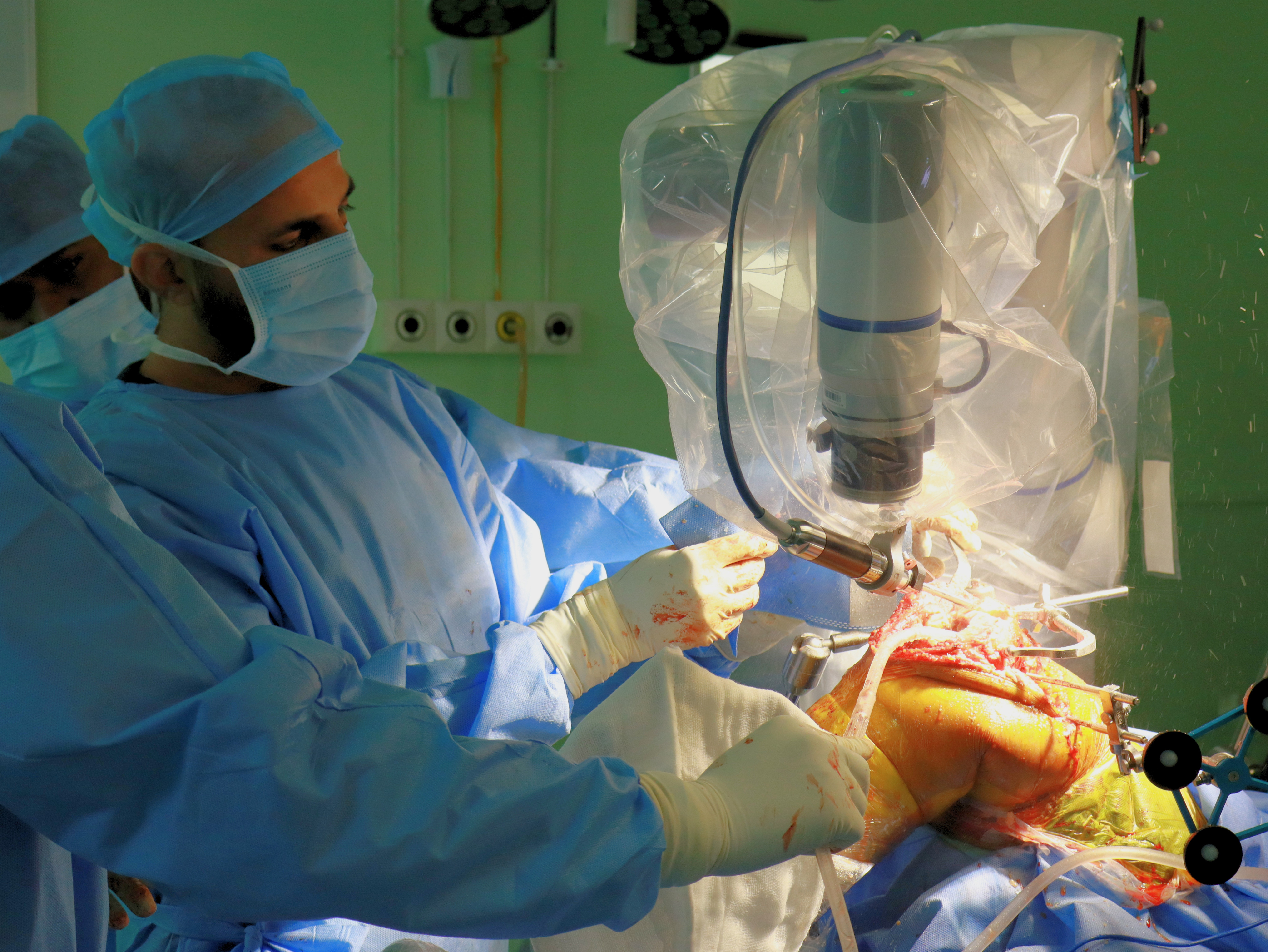 Robotic vs Conventional Knee Replacement Comparison